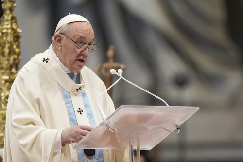 Papa Francisc își predă casa în timp ce celebrează Liturghia la începutul noului an la Bazilica Sf. Petru din Vatican, 1 ianuarie 2022 (AP Photo/Andrew Medichini)