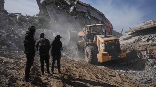 Hamas militanları, Beit Lahiya'da ölü hosteslerin kalıntılarını arıyor.