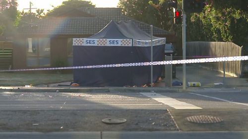 La strada è stata chiusa dopo l'incidente.