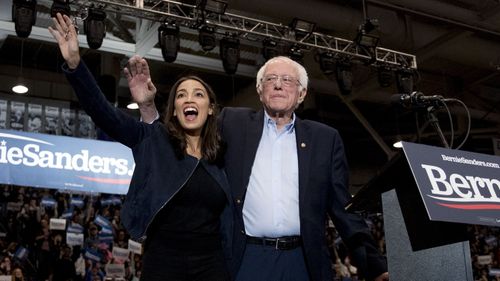 Bernie Sanders (vu ici avec la députée Alexandria Ocasio-Cortez) a remporté la primaire du New Hampshire.