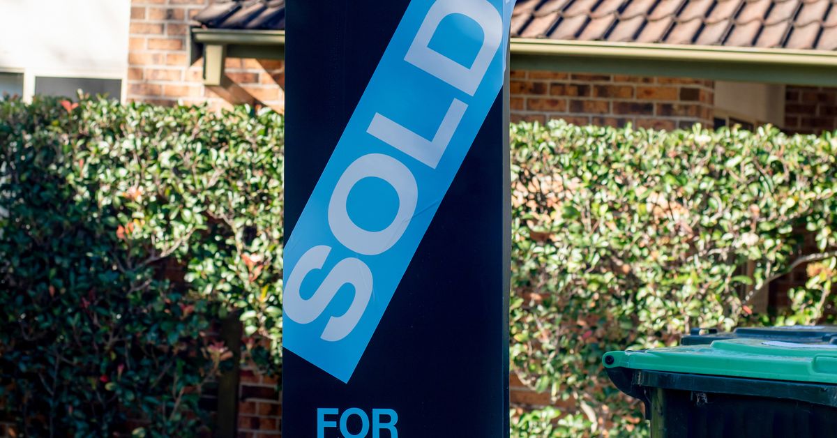 Agent Buys Cut-price Home of Retiree With Alzheimer's