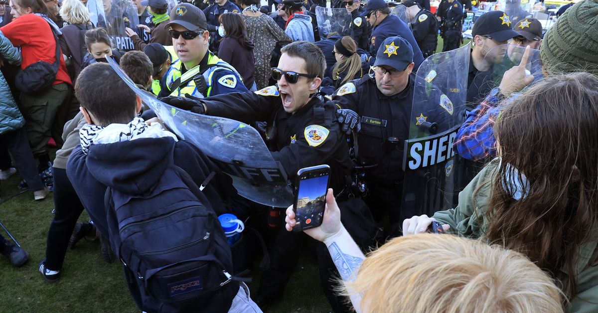 W związku z trwającymi na terenie kampusu antywojennymi protestami aresztowano ponad 1300 osób
