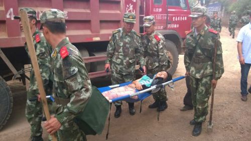 Police transport the injured after a 6.5-magnitude earthquake in Zhaotong, in China's Yunnan province. (Getty Images)