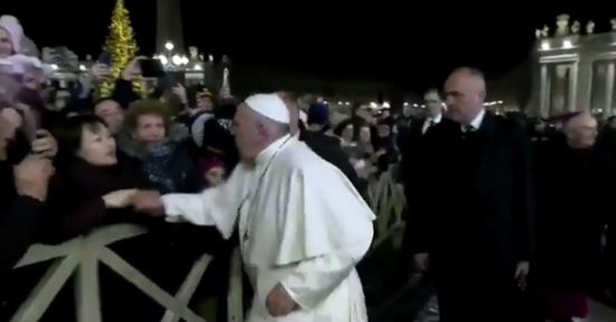 Alfabet Træde tilbage Soveværelse Pope Francis apologises after smacking woman's hand