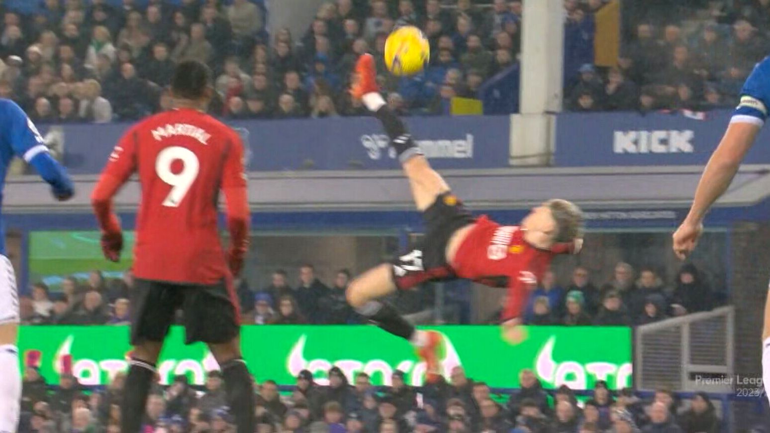 Alejandro Garnacho stunned the Premier League with this goal.