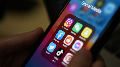 Crianças menores de 16 anos serão banidas de plataformas de mídia social selecionadas a partir de 10 de dezembro. 