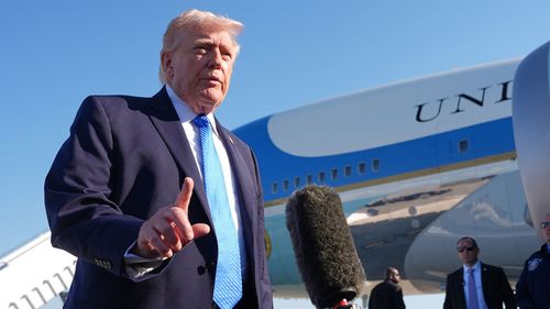 Donald Trump habla con los periodistas en la pista del Aeropuerto Internacional de Palm Beach.