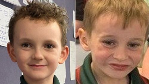 Christopher Harpley, neuf ans, et Mitchell Devine-Harpley, cinq ans sont également portés disparus.