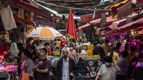 尽管世界各国逐渐开放并学会与冠状病毒共存，但中国仍保持严格的无冠状病毒政策。