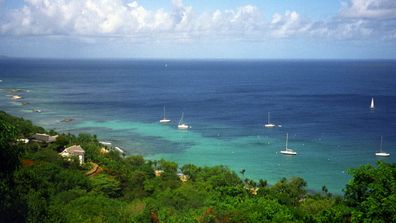 1907_hon_mustique_5