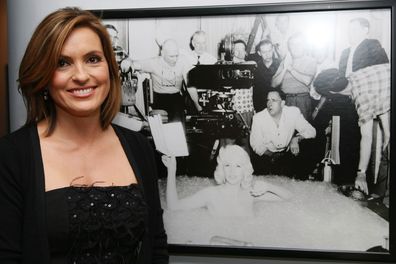 Mariska Hargitay poses with a picture of her mother Jayne Mansfield at the 7th Directors Guild of America Honors at the DGA Theater on October 16, 2008 in New York City.