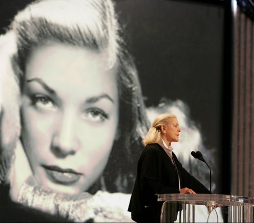 Lauren Bacall speaks in front of a photo of herself during Oscar rehearsals for the 78th annual Academy Awards in Los Angeles in 2006. (AAP)