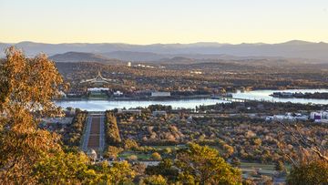 From Mount Ainslie, it a strategic position to enjoy the sunset over Canberra city and the Brindabella hills.