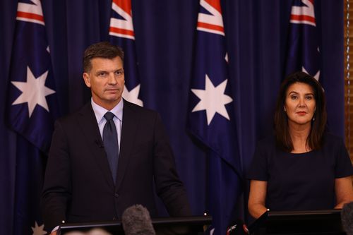 O líder da oposição Angus Taylor e a vice-líder da oposição senadora Jane Hume durante uma conferência de imprensa após um vazamento de liderança do Partido Liberal no Parlamento em Canberra em 13 de fevereiro de 2026. fedpol Foto: Dominic Lorrimer