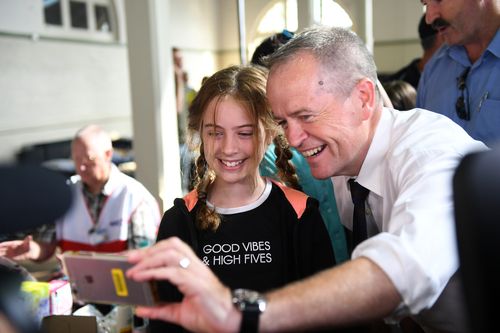 Mr Shorten met with residents affected by the fires at Bega evacuation centres, including 11 year old Leilani Crocker-Pajo. (AAP)