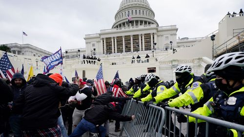 L'émeute a fait plus de 100 policiers blessés, dont beaucoup battus et ensanglantés, alors que la foule d'émeutiers pro-Trump, certains armés de pipes, de chauves-souris et de gaz poivré, chargeait dans le Capitole.  Au moins neuf personnes qui s'y trouvaient sont mortes pendant et après les émeutes, dont une femme qui a été abattue par la police.