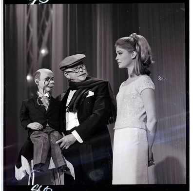 THE HOLLYWOOD PALACE - Airdate: December 12, 1964. (Photo by ABC Photo Archives/ABC via Getty Images) EDGAR BERGEN WITH HIS DAUGHTER CANDICE BERGEN AND DUMMY CHARLIE MCCARTHY