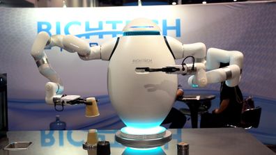 Adam Richtech Barista Robot es un robot de $ 60,000 capaz de preparar cuatro tazas de café por minuto, o capaz de ser un barman de cócteles que agita su próxima bebida.