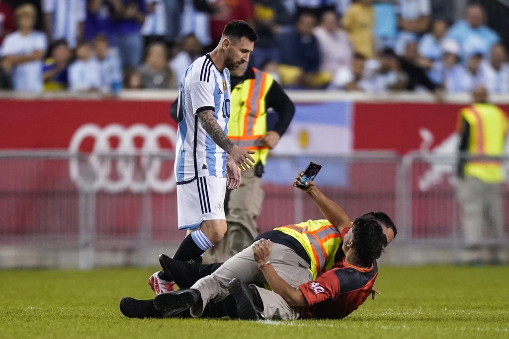 News 2022 Lionel Messi accosted by fans in Argentina vs Jamaica match