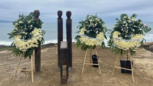 Her bir oymalı direk, sörfçülerden birini temsil ederek zaman ve dalgalarla şekillenen driftwood görüntüsünü çağrıştırıyor. İki parça, Callum ve Jake kardeşler arasındaki kırılmaz bağı simgeliyor.