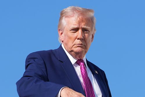 Il presidente Donald Trump sale a bordo dell'Air Force One alla base congiunta Andrews, Maryland, venerdì 10 aprile 2026, in rotta verso Charlottesville, Virginia (AP Photo/Matt Rourke)