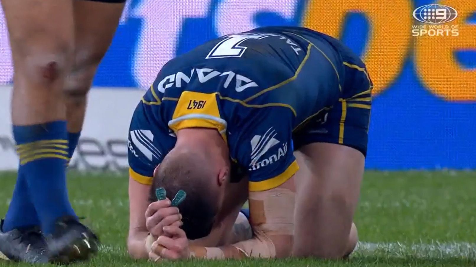 Clint Gutherson throws up after crunching hit from Marcelo Montoya