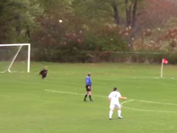 Acrobatic throw-in stuns goalkeeper