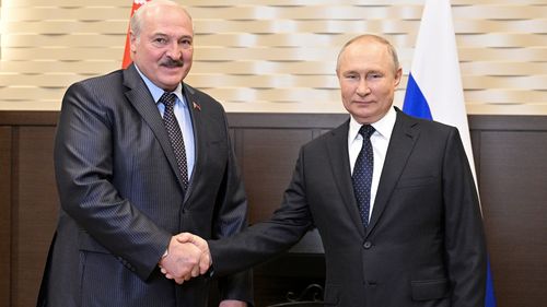 Le président russe Vladimir Poutine, à droite, et le président biélorusse Alexandre Loukachenko se serrent la main lors de leur rencontre à la résidence Bocharov Ruchei dans la station balnéaire de la mer Noire à Sotchi, en Russie, le lundi 23 mai 2022