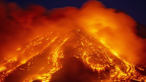La lava fue arrojada desde el monte Etna cuando estalló ayer.