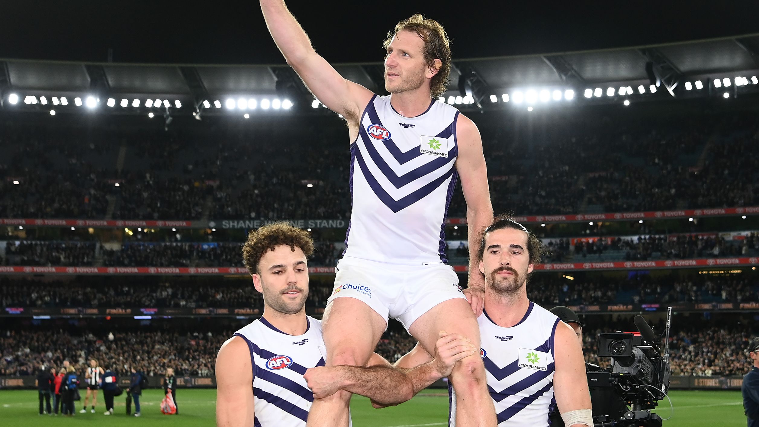 David Mundy of the Dockers is chaired off the MCG in his final game.