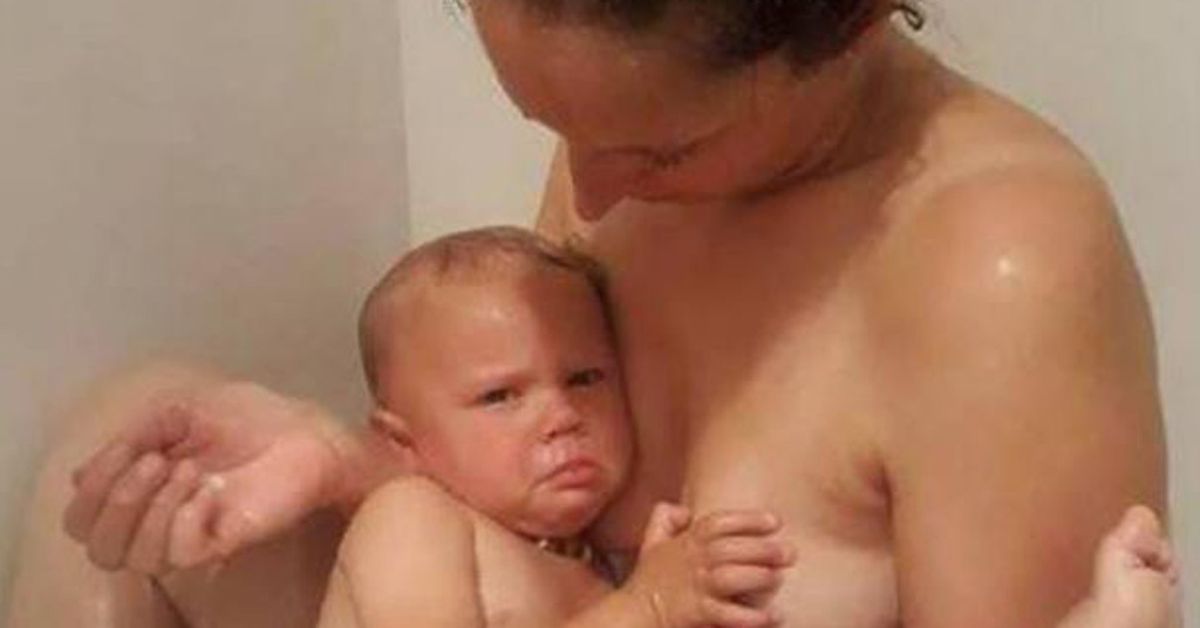 Мама показывает свое гол. Молодая мамочка в ванной. Мамочки в ванной с мальчиками. Грудь дочери. Моется с сыном.