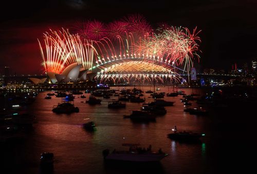 Des feux d'artifice illuminent le ciel au-dessus du port de Sydney à minuit le soir du Nouvel An.  31 décembre 2022 