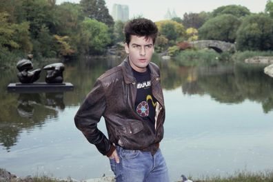 Charlie Sheen con una chaqueta de vuelo de cuero Brown Tipo A-2 y una camiseta de la 8th Street Playhouse, Nueva York, octubre de 1984. 