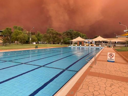 A dust storm engulfs Condobolin Swimming Pool in regional NSW.