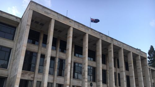 Parlamento Binası, erkeğin saldırı planladığı yerlerden biri.