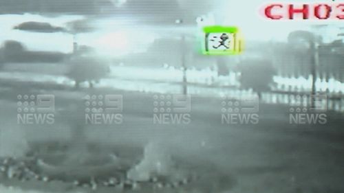 La poursuite policière d'une moto en excès de vitesse se termine après que l'accusé doit faire le plein en Australie-Méridionale.