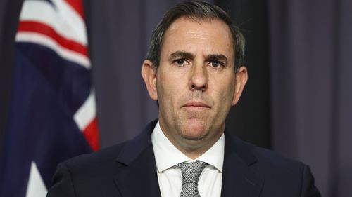 Tesoureiro Dr. Jim Chalmers em uma conferência de imprensa na Casa do Parlamento em Canberra na segunda-feira, 13 de outubro de 2025. fedpol Foto: Alex Ellinghausen