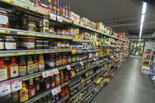 Prodotti alimentari sullo scaffale di un supermercato