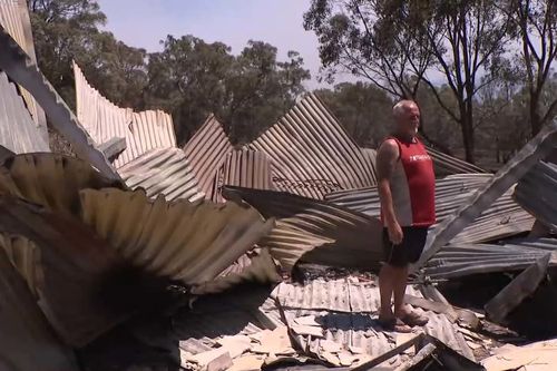 Uma família está grata por estar viva depois de ter sido forçada a se amontoar dentro de um contêiner enquanto as chamas destruíam sua casa. Isabel Bafunno, 81 anos, disse que tentaram apagar o fogo quando ela chegou à sua remota propriedade Caveat em Victoria, mas "foi inútil".