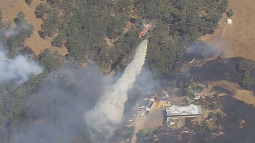 Les pompiers luttent contre un violent incendie qui s'est déclaré à Flowerdale, au nord-est de Melbourne.