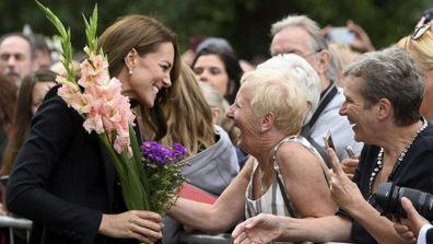 Kate, la Princesa de Gales, reacciona con un benefactor mientras ella y el Príncipe William ven los tributos florales dejados por miembros del público, en memoria de la difunta Reina Isabel II, en Sandringham Estate, Norfolk, Inglaterra, el jueves 15 de septiembre de 2022. 