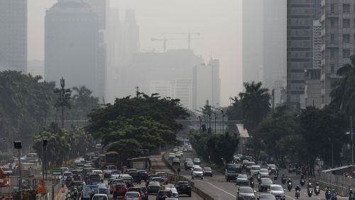 Los edificios del centro de Yakarta estaban envueltos en una espesa niebla, agravada por los incendios que ardían en los distritos rurales de la región. 