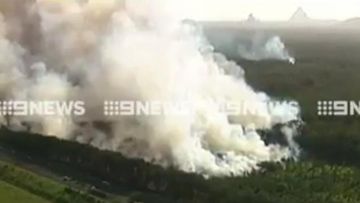 9RAW: Large bushfire burning along Bruce Highway in Sunshine Coast