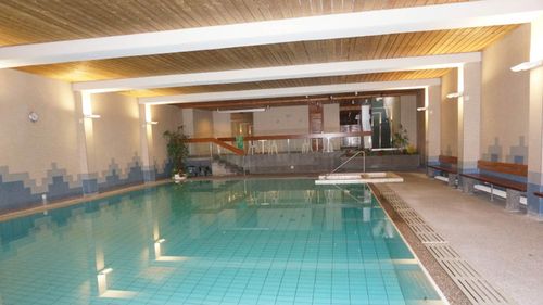 A picture of the hotel's pool facility. (www.paradiesarosa.ch)