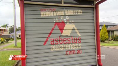 The grey nomads towing asbestos awareness around the country