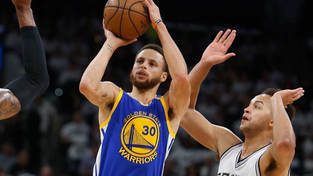 Steph Curry scored 21 points to help the Warriors sink the Spurs. (AAP)