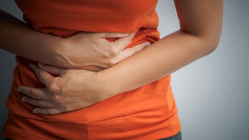 Femme souffrant de douleurs gastro / gastriques