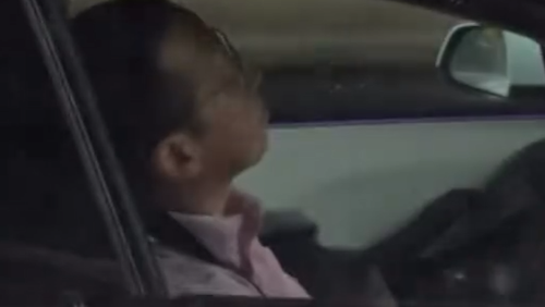 Tecnicamente falando, os motoristas que usam o modo de piloto automático do Tesla deveriam ser 