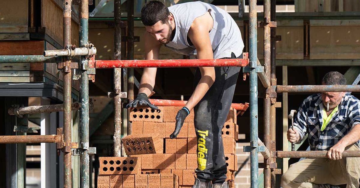 Thousands of union tradies to be offered $100 fuel vouchers