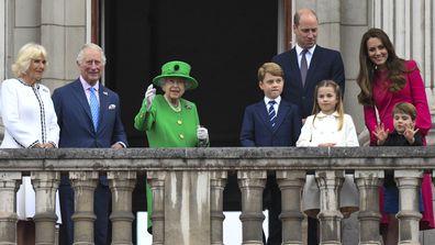 (L-R) Camilla, Duchess of Cambridge, Prince Charles, Prince of Wales, Queen Elizabeth II, Prince George of Cambridge, Prince William, Duke of Cambridge Princess Charlotte of Cambridge, Prince Louis of Cambridge and Catherine, Duchess of Cambridge stand on the balcony during the Platinum Pageant on June 05, 2022 in London, England. 